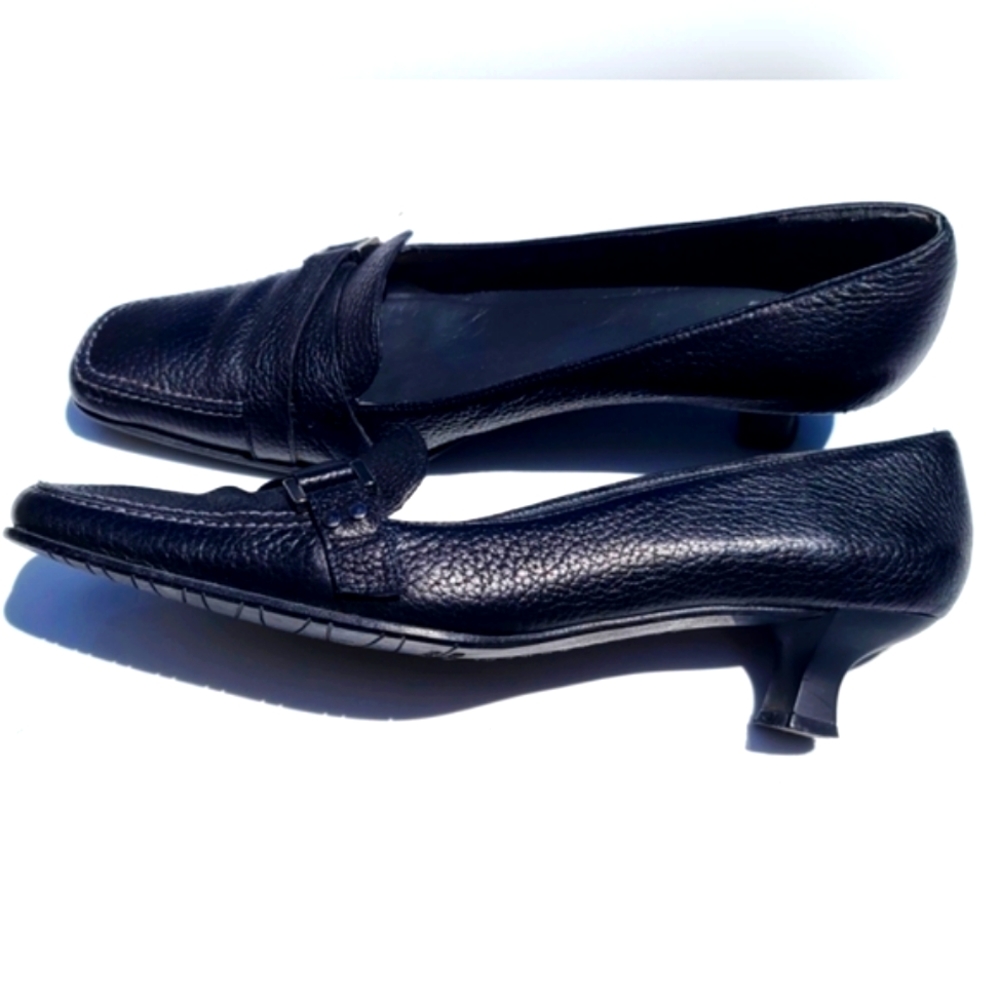 Stuart Weitzman kitten heels black leather shoes with tiny heels size 7.5M